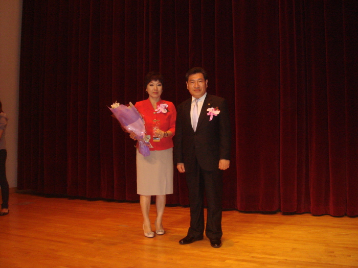 6. 방금주 대회장에게 공로패 전달.JPG : 2012년 통일유공자 포상