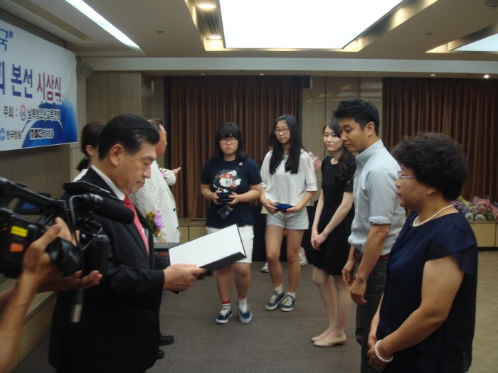 4. 최고지도대상 수상자-제14회 백일장(서울프레스센터).jpg : 최고지도대상 수상자-제14회 청소년 통일백일장 전국대회 (충주용산초등학교 교사 김석순)