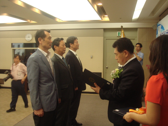 9. 통일교육주제 공모 우수자.JPG : 2013 통일교육 주제공모 우수자 시상