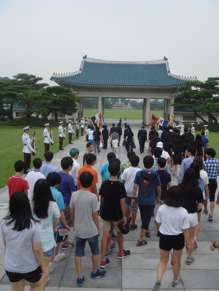 2. 현충원 참배를 마치고(나라사항 현장학습).JPG : 현충원 참배를 마치고(나라사랑 현장학습)