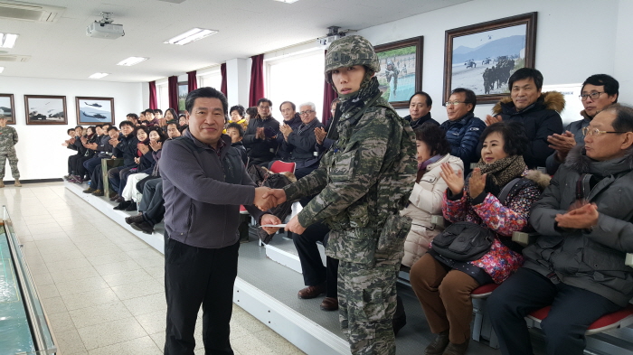 크기변환_20151207_해병여단 위문금 전달.jpg : 위문금 전달