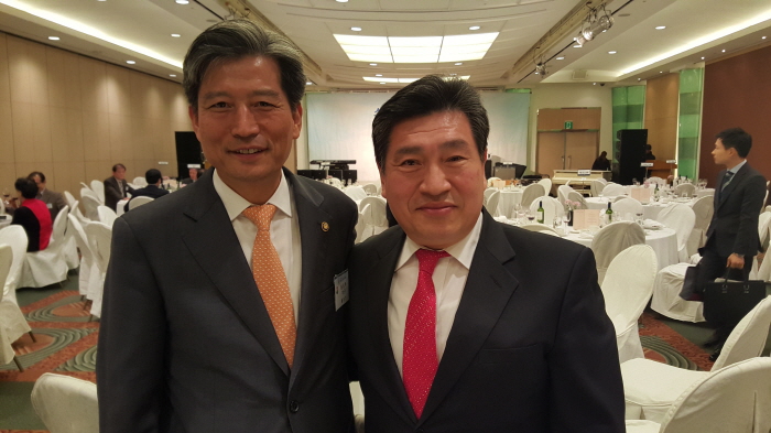 2015.10.29 황부기 통일부 차관님과.jpg : 2015.10.29 통일교육위원중앙협의회 워크숍에서 황부기 통일부 차관님과(그랜드 힐튼호텔)