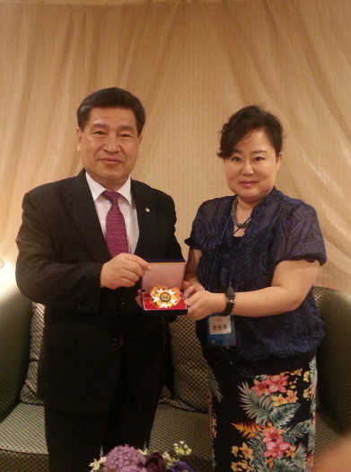 2014.06.11 남북청소년교류연맹 메달 전달.jpg : 남북청소년교류연맹 메달 전달