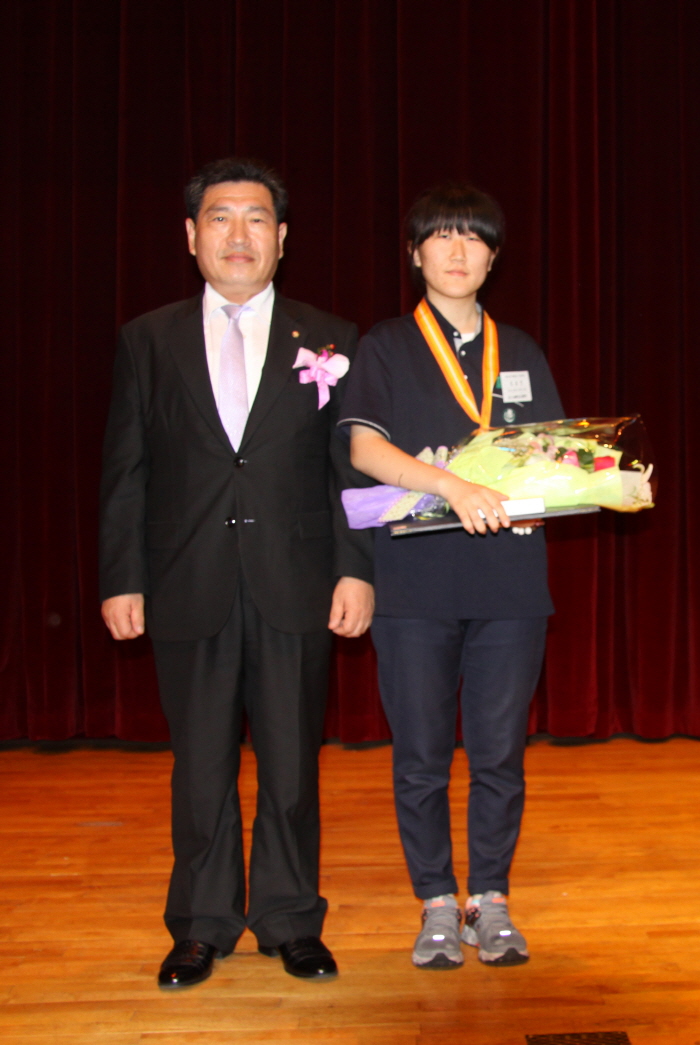 14. 백일장 최고대상(민주평통 의장(대통령)상 수상자).JPG : 제11회 청소년 통일백일장 전국대회 본선 최고대상 수상자(민주평통 의장(대통령) 상)