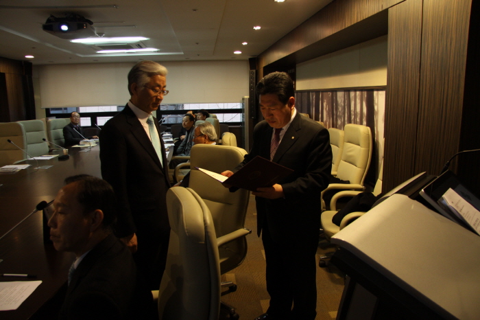 송광용 고문에게 위촉장 전달 .JPG : 송광용 고문에게 위촉장 전달