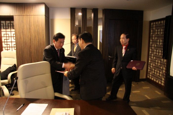 차정섭 고문에게 위촉장 전달 .JPG : 차정섭 고문에게 위촉장 전달