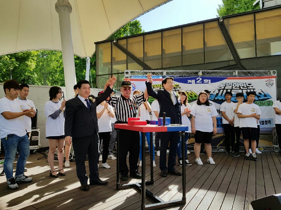 1495854655556.jpg : 통일TIP 마로니에 축제(5.25/팔씨름 퍼포먼스/ 우측 김형석 통일부차관)