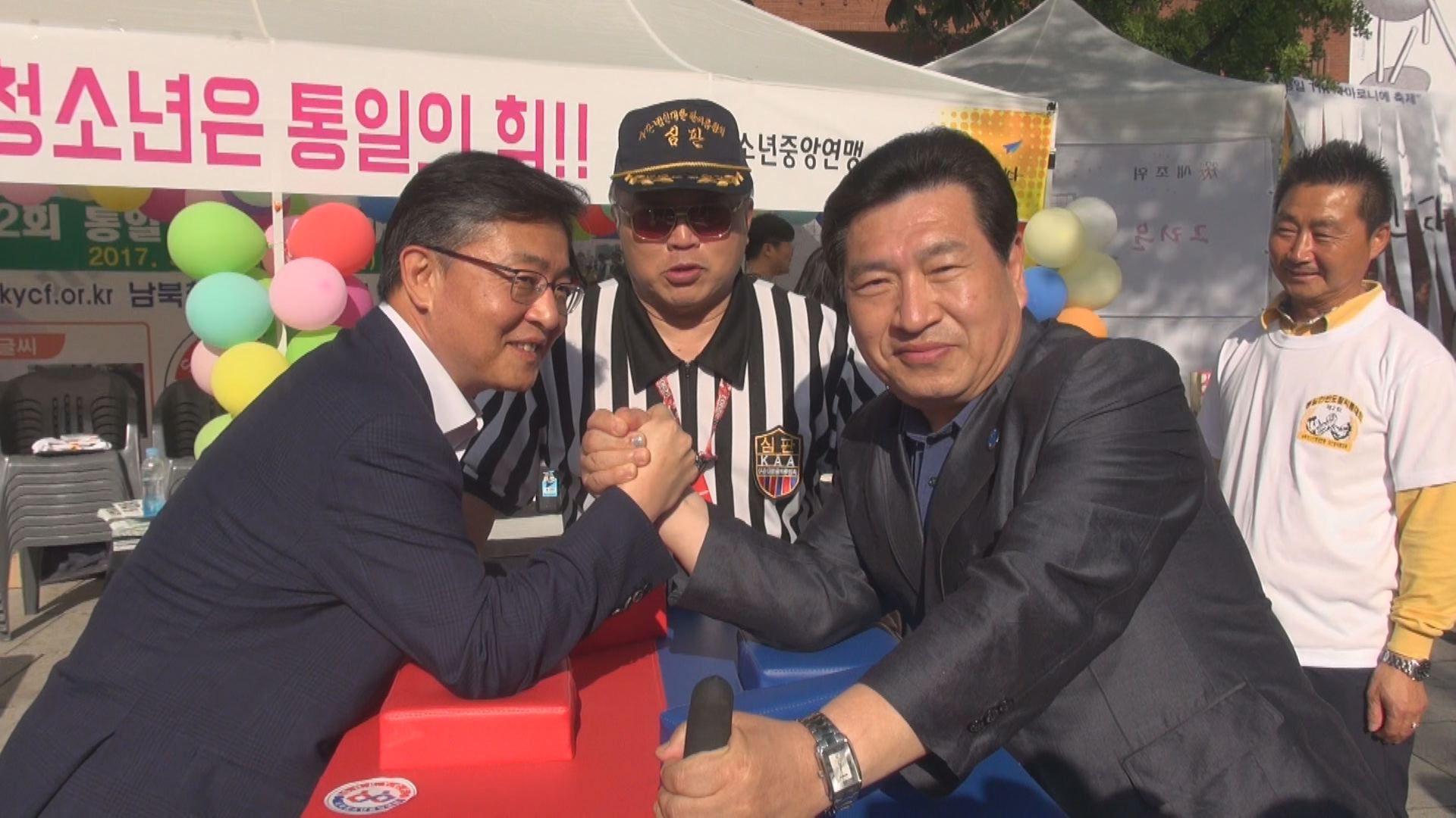 통일부장관과 팔씨름 퍼포먼스.jpg : 통일TIP 마로니에 축제(5.26/팔씨름 퍼포먼스/ 좌측 홍용표 통일부장관)