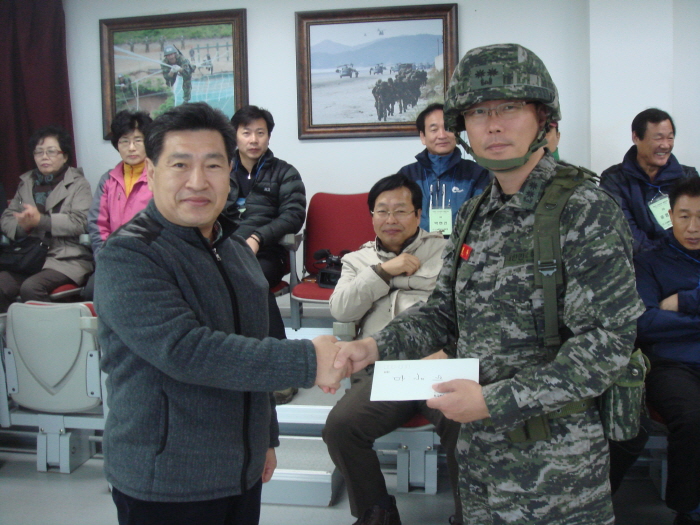 위문금 전달.JPG : 해병6여단 방문