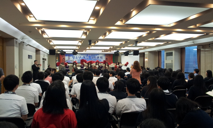 3. 공연(통일대토론회).jpg : 청소년 응원단 공연