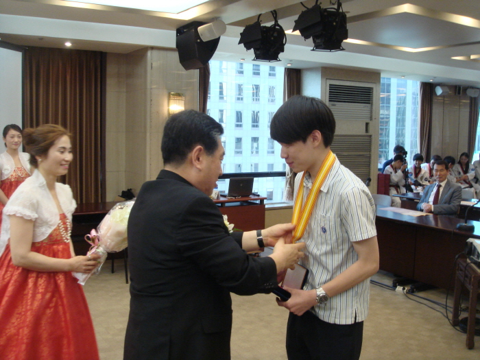 크기변환_11. 통일부장관상 수여.JPG : 대상에 통일부장관 상장 수여-광복 70주년 