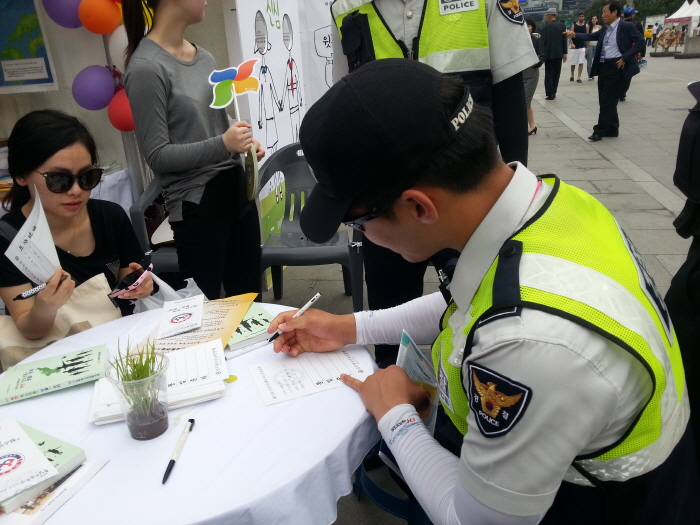 크기변환_4. 통일박람회 2015.jpg : 경찰관도 사행시쓰기-통일박람회 2015