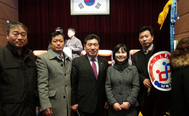 4. 정부 단체표창을 수상하고 기념촬영(윤미량 통일교육원장).JPG : 정부 단체표창을 수상하고 기념촬영(윤미량 통일교육원장)